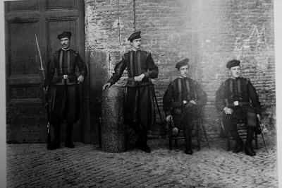 Швейцарські гвардійці 1870-х років із сучасними на той час гвинтівками Vetterli.