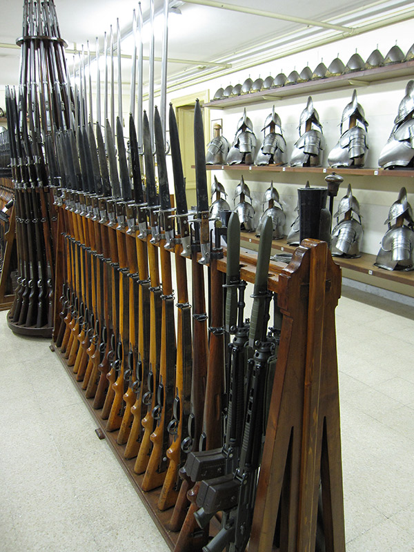 ...На одній полиці зберігаються SIG SG 550 зі здвоєними магазинами... 