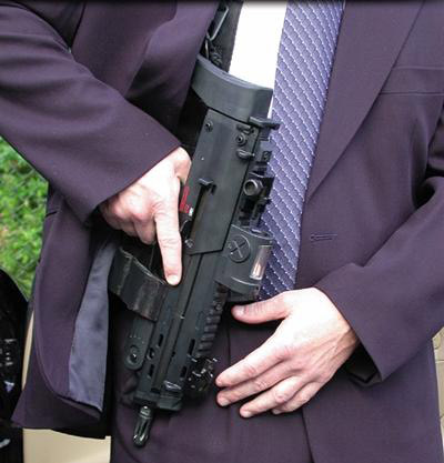 Пістолет кулемет HK MP7 (ймовірно) у швейцарського гвардійця особистої охорони понтифіка в костюмі фіолетового кольору. 