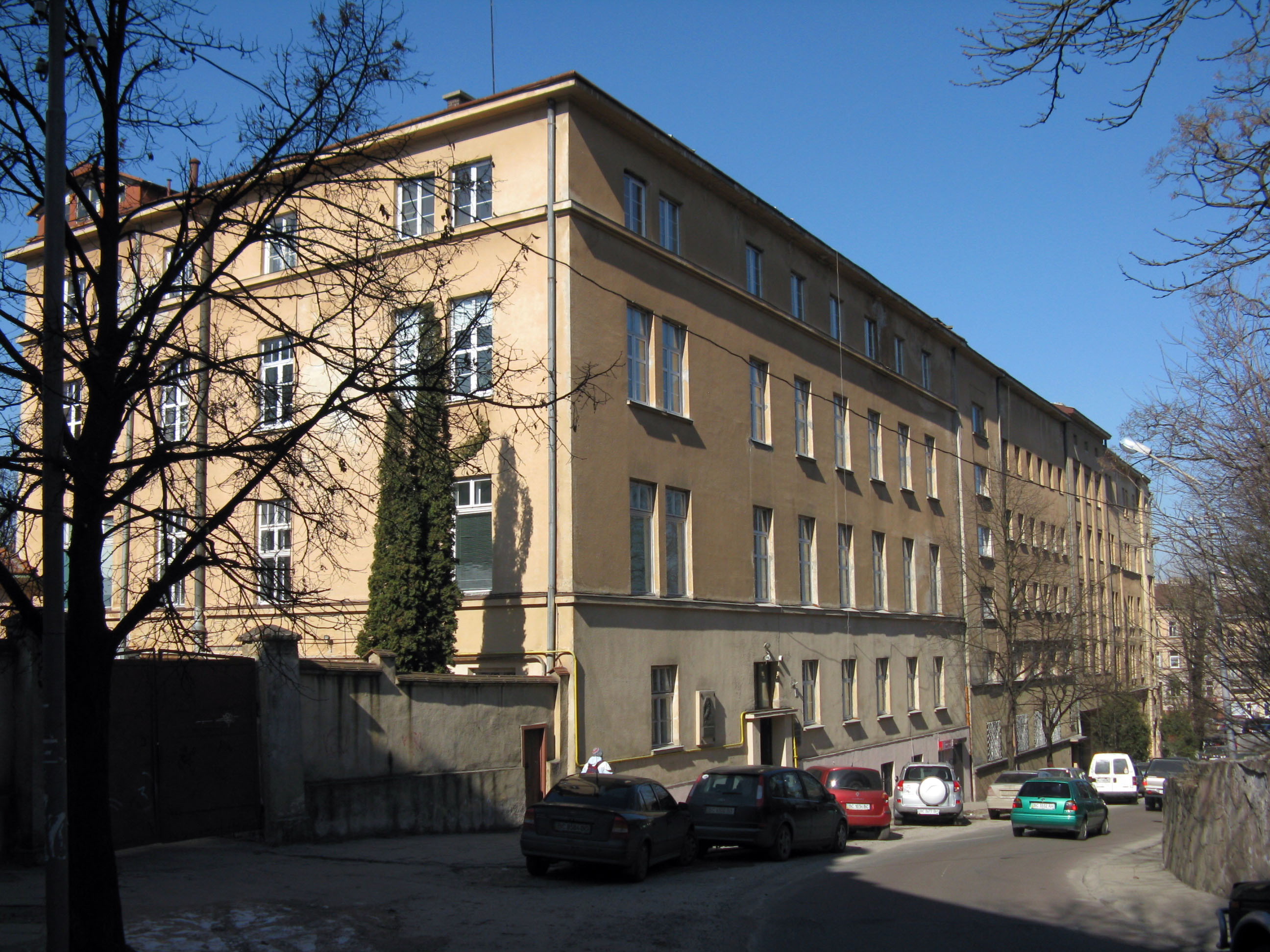 Народна лічниця імені Андрея Шептицького на вулиці Озаркевича у Львові