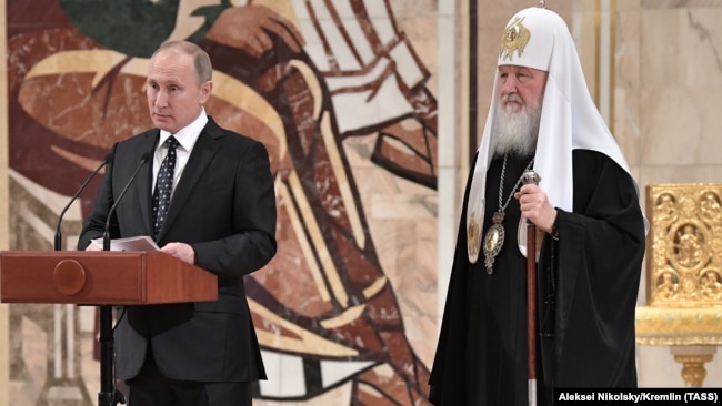 Президент Росії Володимир Путін і Московський патріарх Кирило на засіданні Архієрейського собору Російської православної церкви. Москва, 1 грудня 2017 року