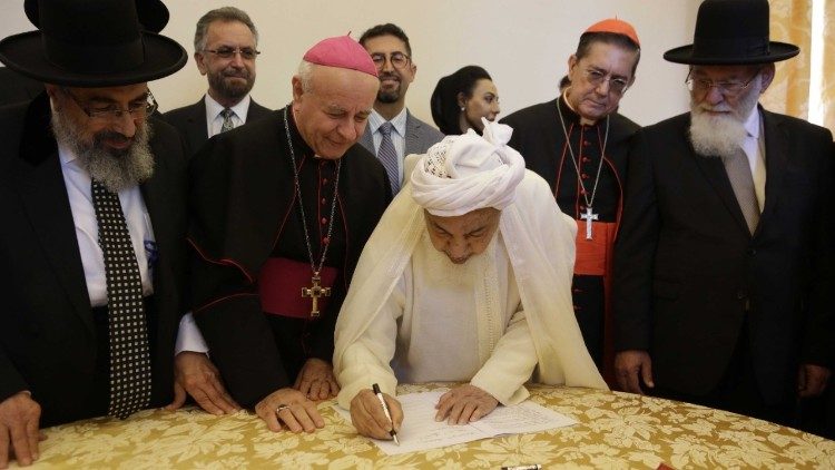 Firma-dichiarazione-conglunta-religioni-abramitiche-fine-vita-turbante.jpeg