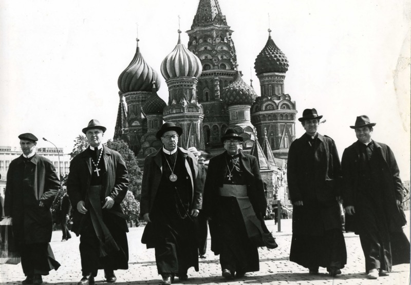 Українські католицькі єпископи на Красній площі в Москві (1989)