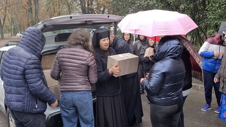 Сестра Олексія допомагає роздавати гуманітарну допомогу