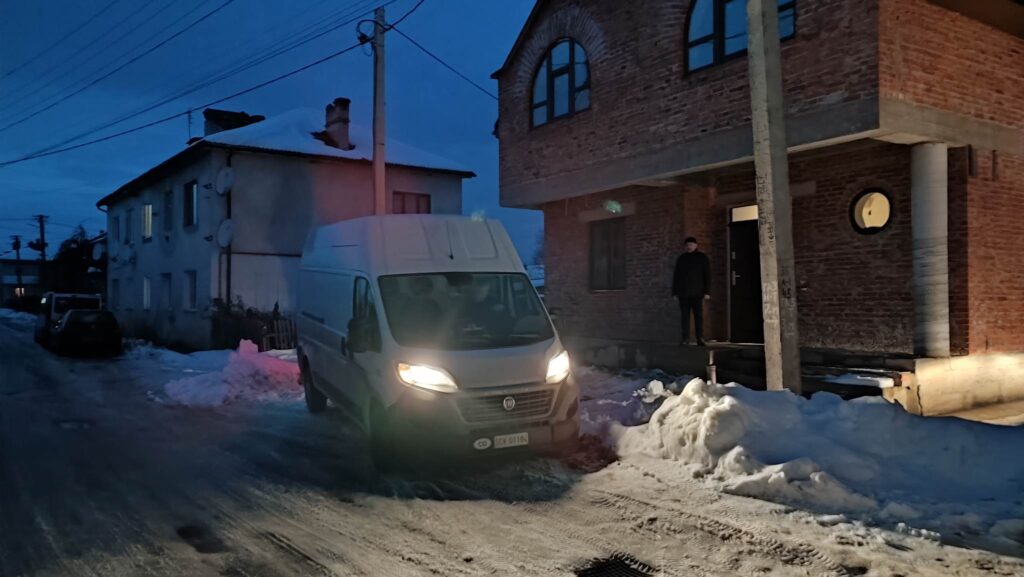 Кардинал Краєвський щодня проїжджає 1500 км, щоб підтримати українців