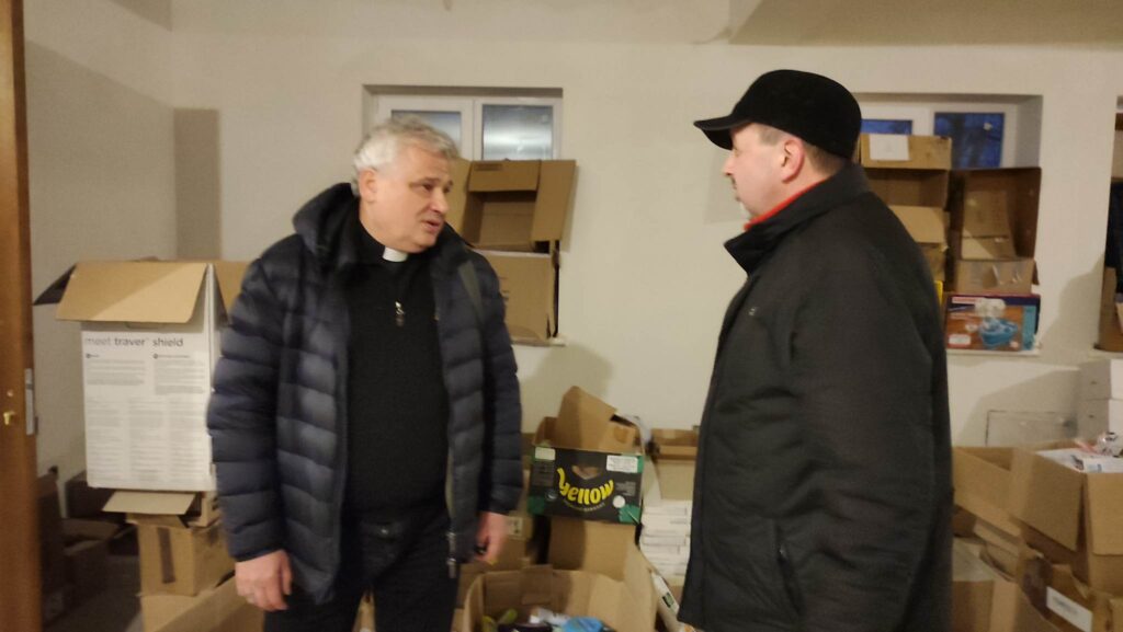 Кардинал Краєвський щодня проїжджає 1500 км, щоб підтримати українців