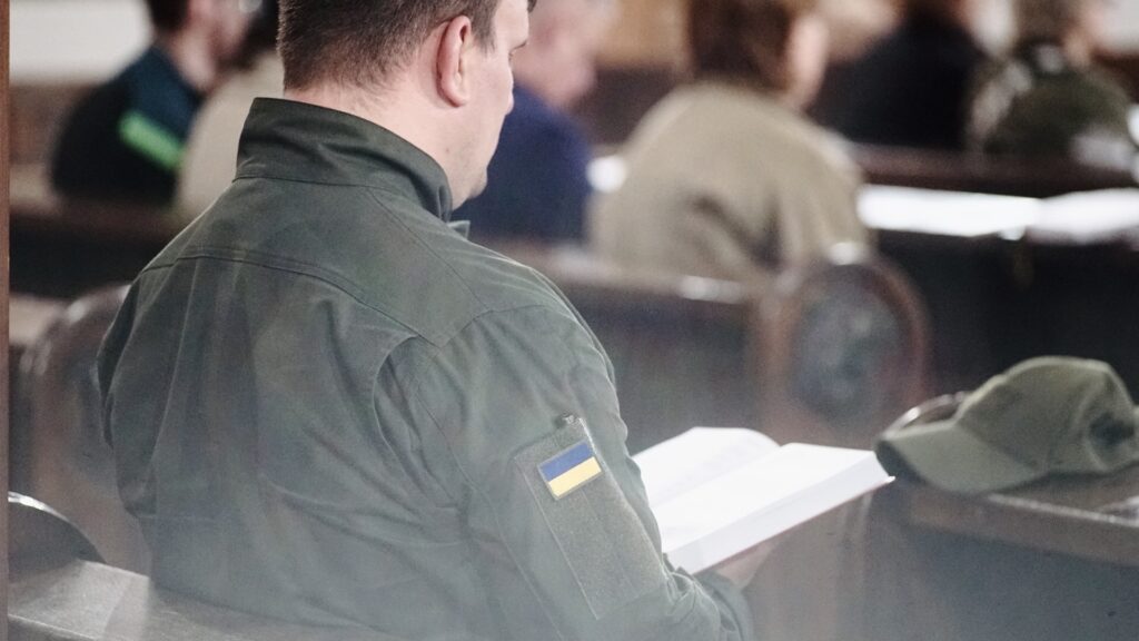 Єпископ Кривицький: посвячення ікон на бронеплитах символізує Божих захист