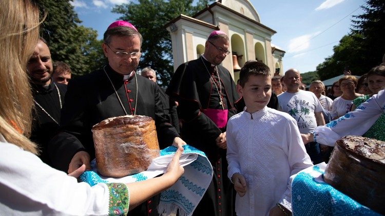 Гостей вітають у Марійському духовному центрі в Зарваниці