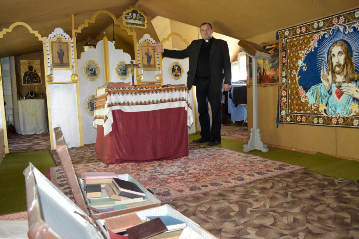 Отець Петро Голіней у підпільній каплиці, яку о. Михайло Косило облаштував на горищі своєї хати. Тут відбувались свячення дияконів та священників