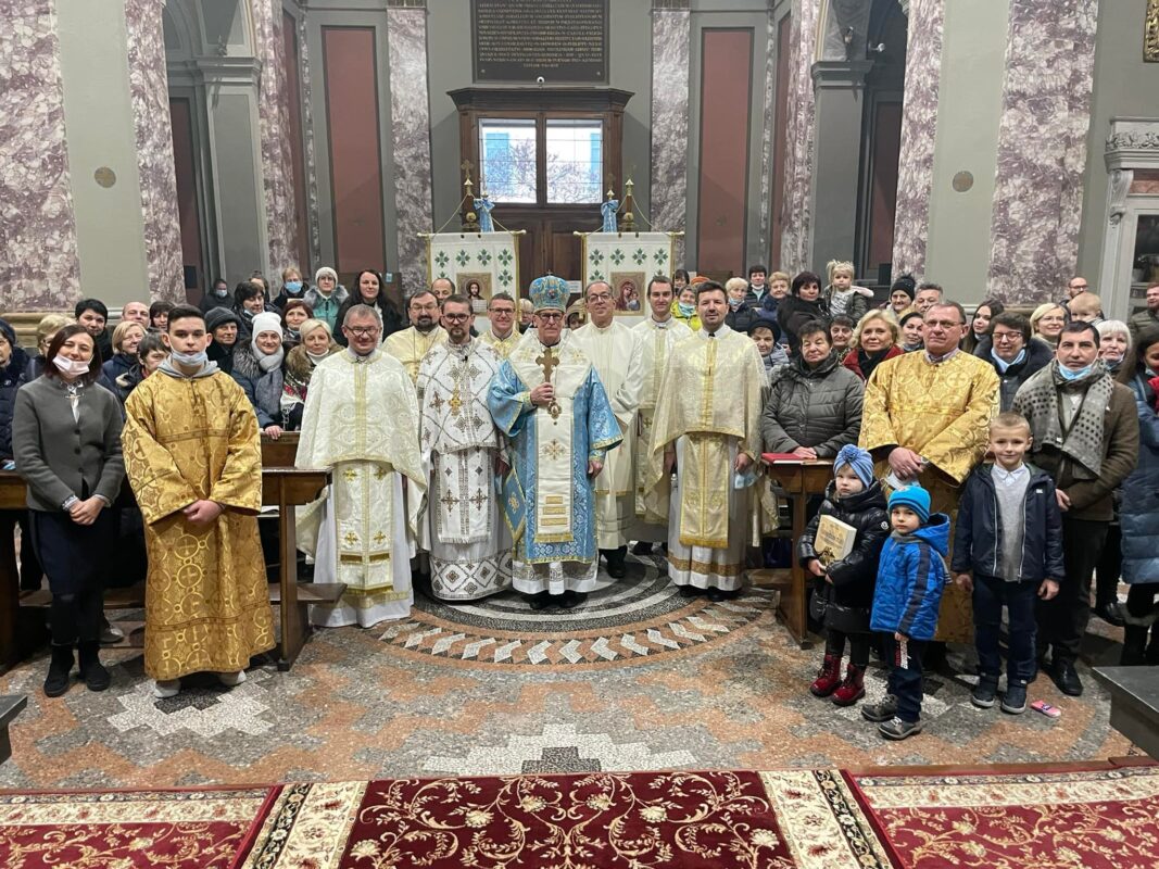 Отець Петро Голіней на парафії м. Новара (Італія) з владикою Діонісієм Ляховичем, духовенством та вірними Апостольського екзархату