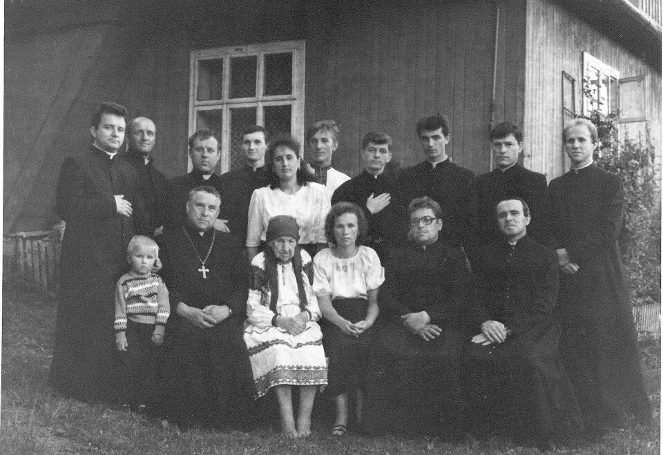 Отець Михайло Косило з мамою, сестрою, племінниками та своїми вихованцями – «косилівцями». Дора, серпень 1994 рік