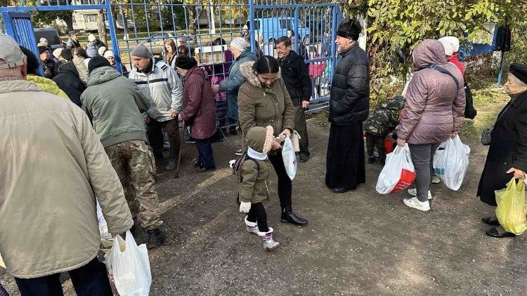Єпископ Василь Тучапець під час роздачі гуманітарної допомоги