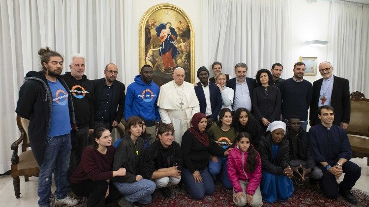 Папа Франциск з волонтерами оргінізації "Mediterranea Saving Humans" та іншими мігрантами