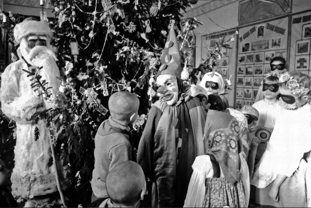 Маскарад вихованців спецдитбудинку на ялинці під час зимових канікул у Дрогобичі Львівської області, січень 1948 року. Джерело ЦДКФФА України ім. Г. С. Пшеничного