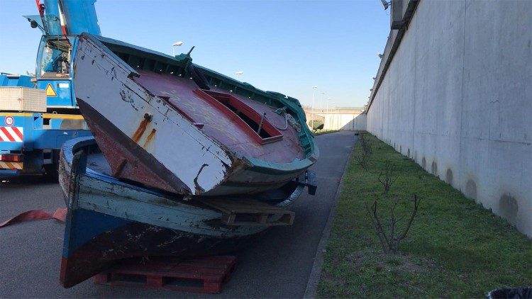 Один з мігрантських човнів, з деревини яких виготовляють вервиці