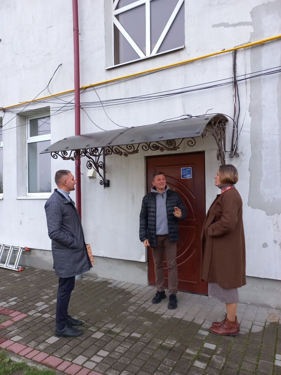 Біля парафіяльного будинку: о. Андрій Побігущий, о. Андрій Стадницький, Оксана Стадницька