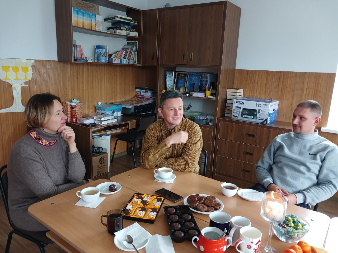Оксана та о. Андрій Стадницькі, о. Андрій Побігущий в класі катехитичної школи
