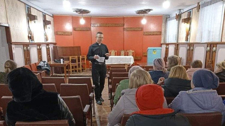 Отець Роман Монтецький під час зустрічі-лекції
