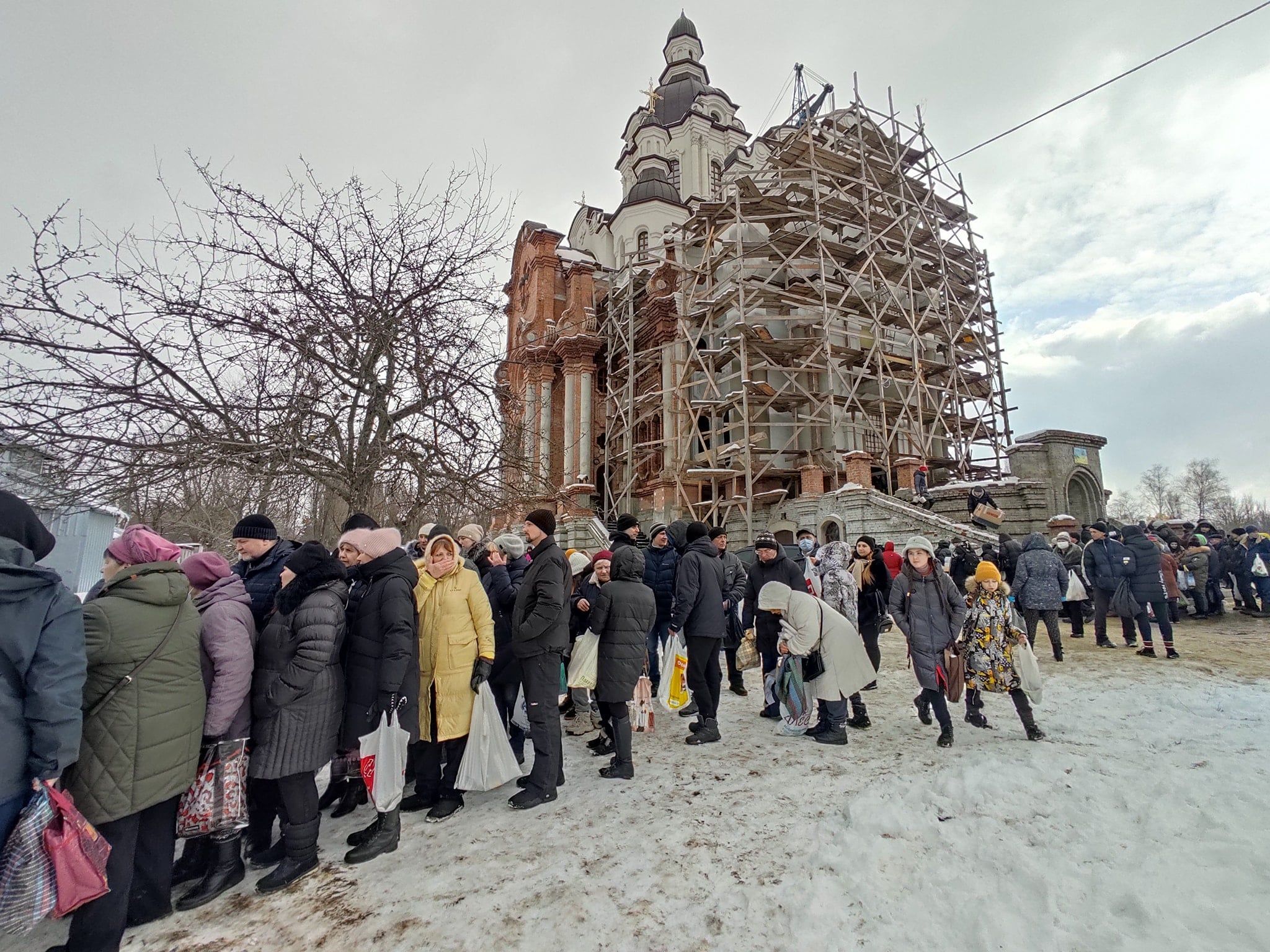 Бути з людьми, відповідати на їх потреби, допомагати пережити війну, — єпископ Василь Тучапець про місії Церкви у прифронтовій Слобожанщині - фото 130573