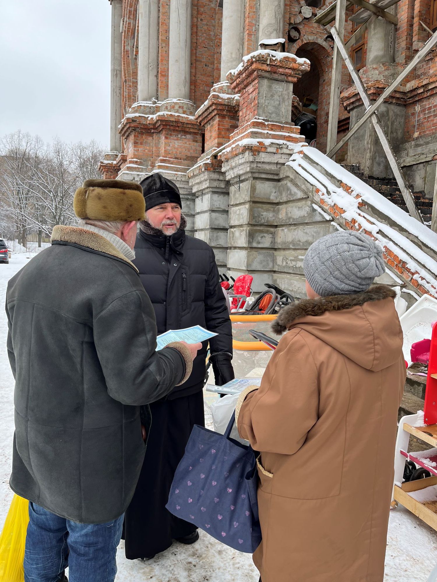 Бути з людьми, відповідати на їх потреби, допомагати пережити війну, — єпископ Василь Тучапець про місії Церкви у прифронтовій Слобожанщині - фото 130574