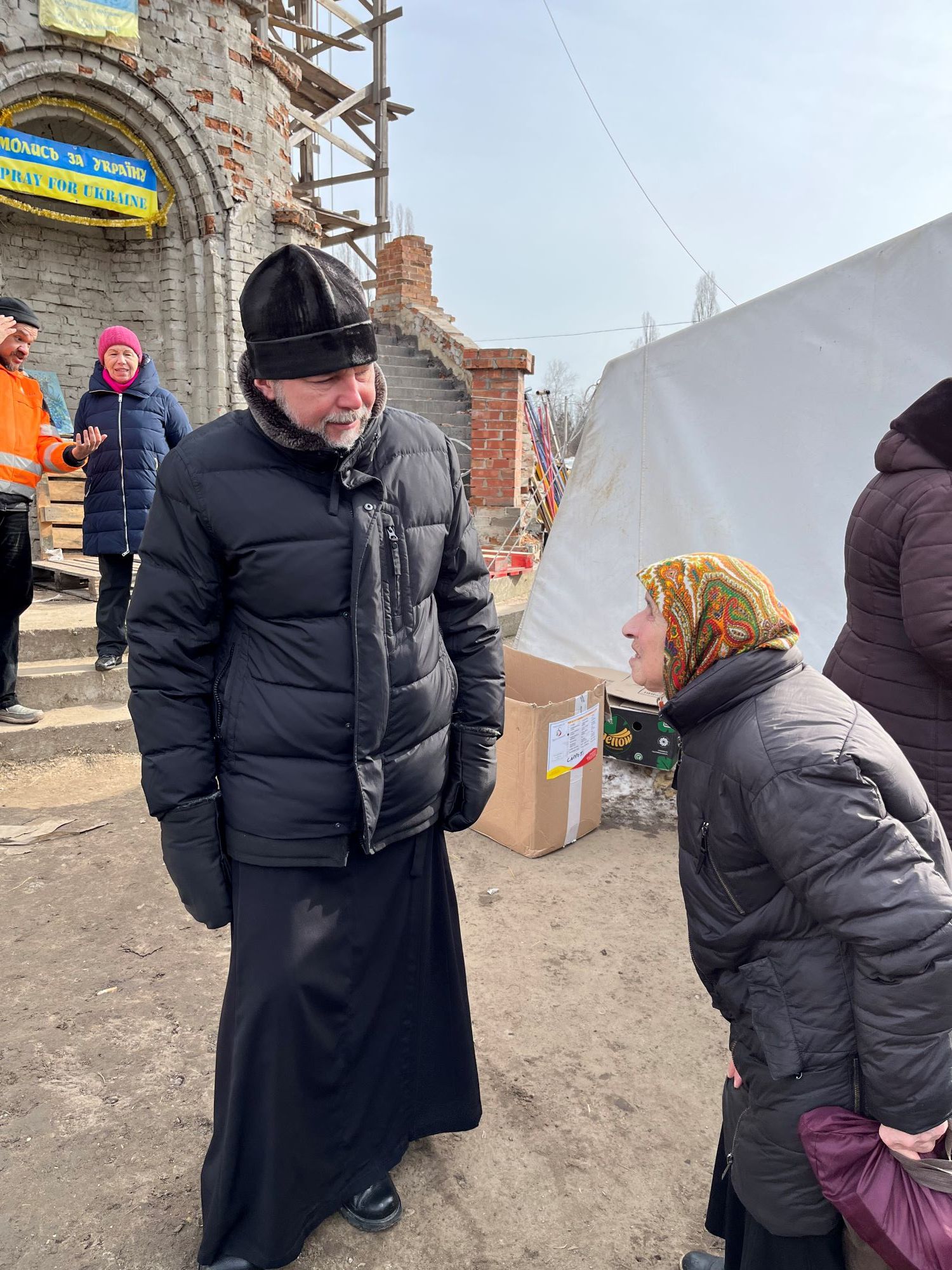 Бути з людьми, відповідати на їх потреби, допомагати пережити війну, — єпископ Василь Тучапець про місії Церкви у прифронтовій Слобожанщині - фото 130576