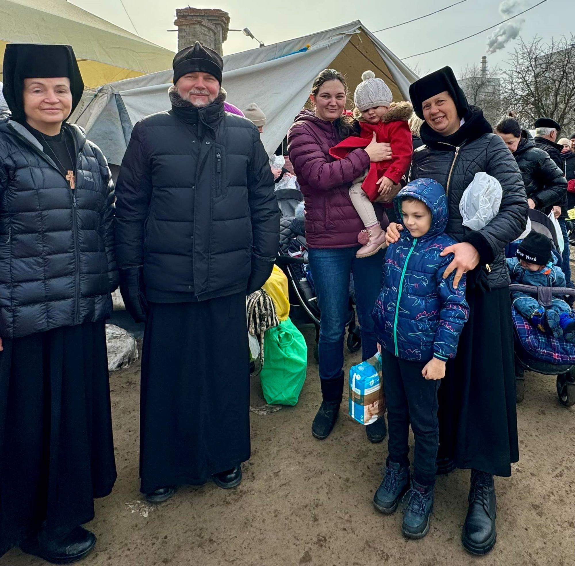 Бути з людьми, відповідати на їх потреби, допомагати пережити війну, — єпископ Василь Тучапець про місії Церкви у прифронтовій Слобожанщині - фото 130578