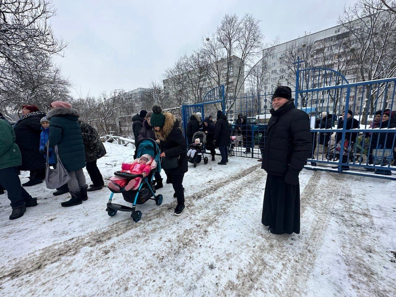 Бути з людьми, відповідати на їх потреби, допомагати пережити війну, — єпископ Василь Тучапець про місії Церкви у прифронтовій Слобожанщині - фото 130581