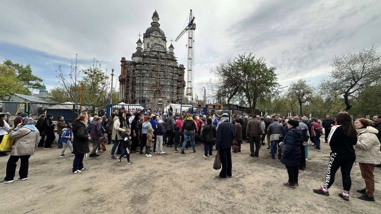 розподіл гуманітарної допомоги біля катедрального собору св. Миколая
