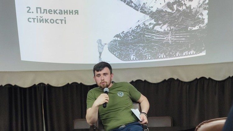 Отець Петро Мандзяк під час освітньої програми «Зцілення ран війни»